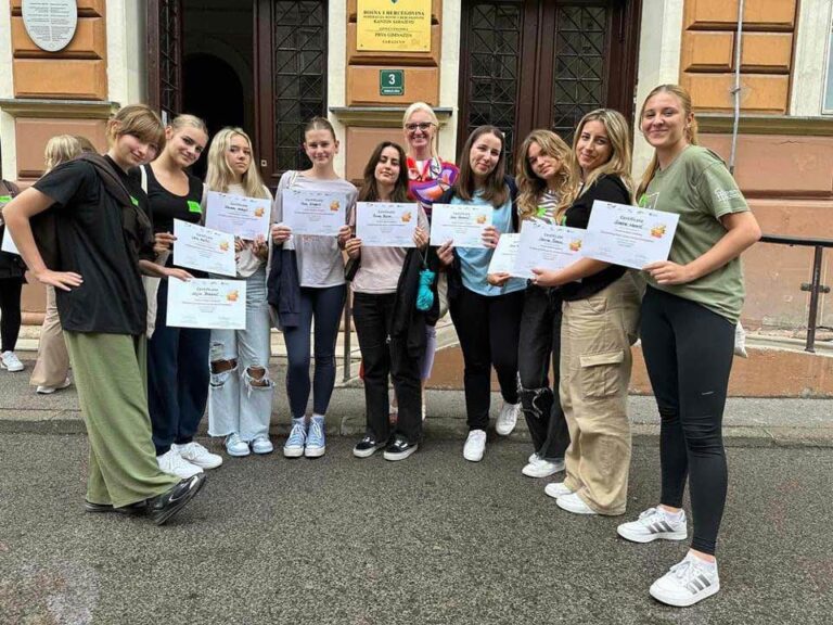 Učenice sa certifikatima Medijske akademije
